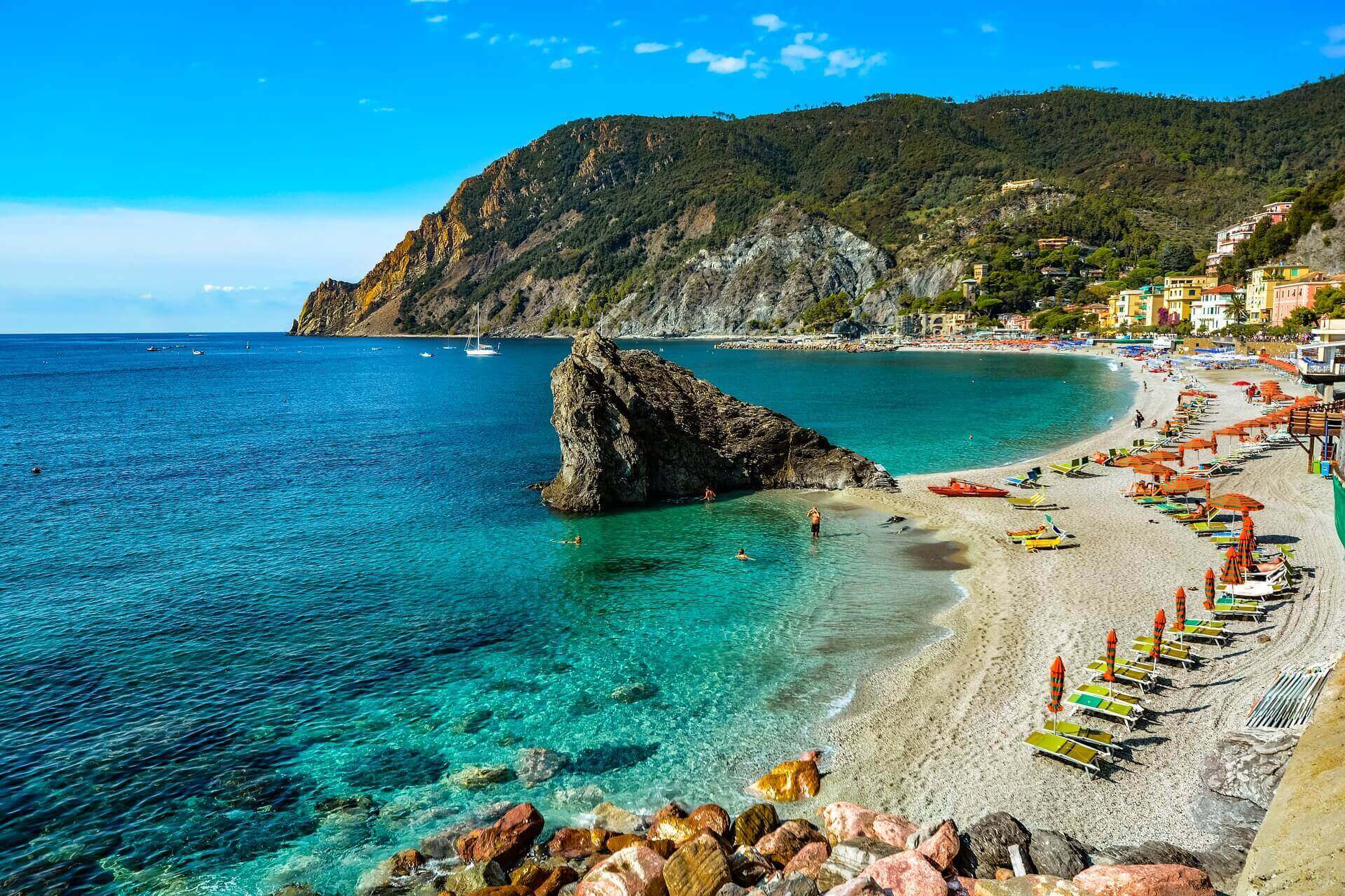 Куда поехать отдыхать в сентябре. Монтероссо Аль Маре Италия. Пляж Монтероссо (spiaggia di Monterosso) – пять земель. Италия Адриатическая Ривьера. Италия берег Адриатического моря.